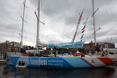 LE Graphics repairing Graphics on the Clipper Yacht De Lage Landen LE Graphics repairing Graphics on the Clipper Yacht De Lage Landen
